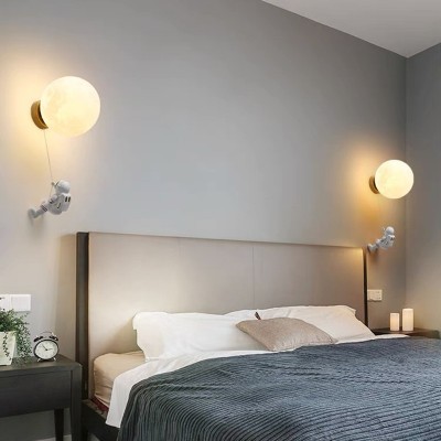 Настенный светильник космонавта