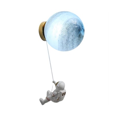 Настенный светильник космонавта