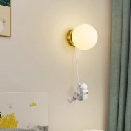 Настенный светильник космонавта